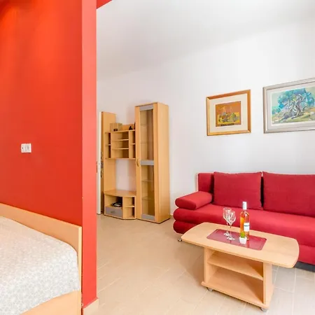 Ruby - Two Bedroom Apartment *