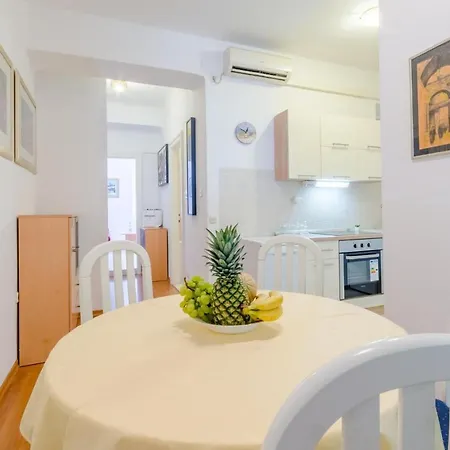 Ruby - Two Bedroom Apartment *