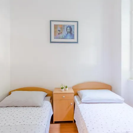 Ruby - Two Bedroom Apartment