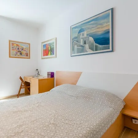 Ruby - Two Bedroom Apartment *