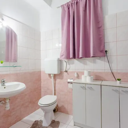 Ruby - Two Bedroom * Split
